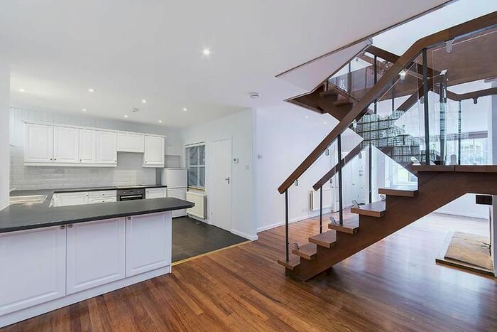 3 Bedroom Property To Rent In Holland Park Mews, London, W11