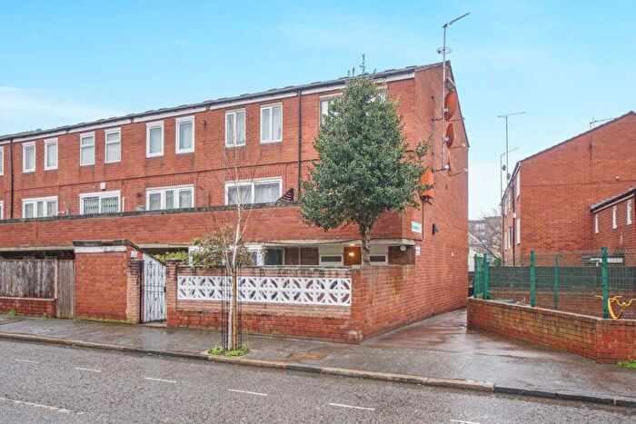 3 Bedroom Apartment To Rent In Oulton Close, Clapton, E5