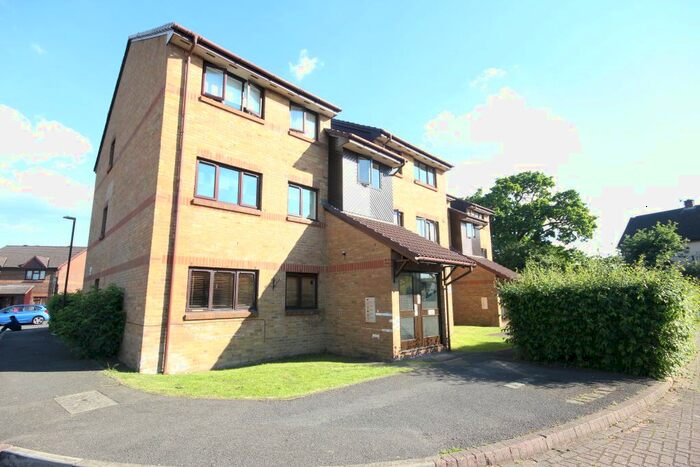 2 Bedroom Flat To Rent In Littlebrook Avenue, Burnham, Slough, SL2