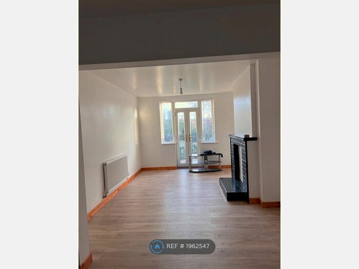 3 Bedroom Semi-Detached House To Rent In Doncaster Road, Rotherham, S65