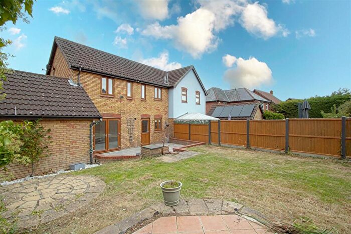 3 Bedroom Semi-Detached House For Sale In Cavendish Way, Basildon, SS15
