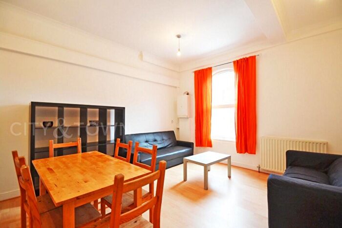 2 Bedroom Flat To Rent In Stoke Newington High Street, London, N16