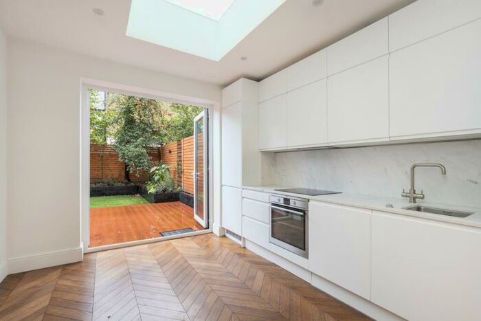 2 Bedroom Apartment To Rent In Muncaster Road Clapham, SW11