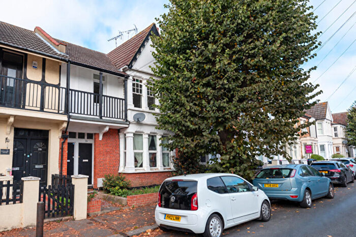 2 Bedroom Flat For Sale In Leighton Avenue, Leigh-on-sea, SS9
