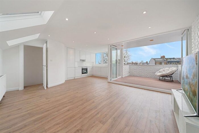 3 Bedroom Flat To Rent In King Henrys Road, Primose Hill, London, NW3