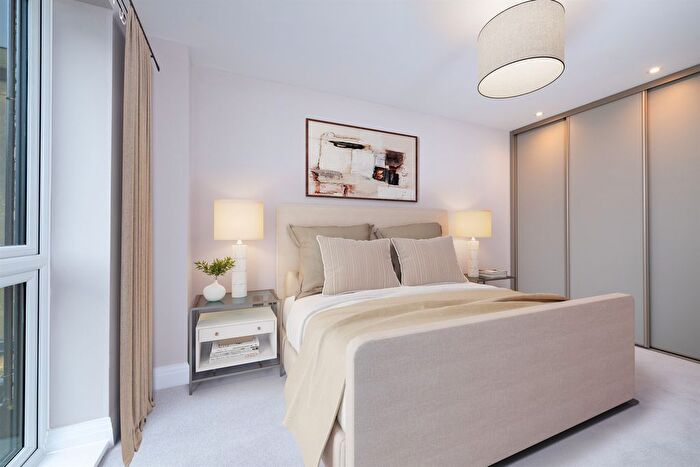 3 Bedroom Flat For Sale In Oaklands House, Oaklands Park, Esher, KT10