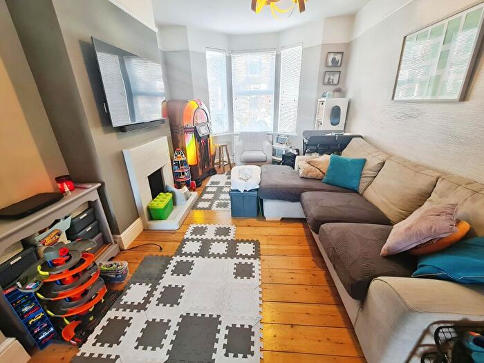 3 Bedroom Terraced House For Sale In Windsor Street, Milton Keynes, MK12