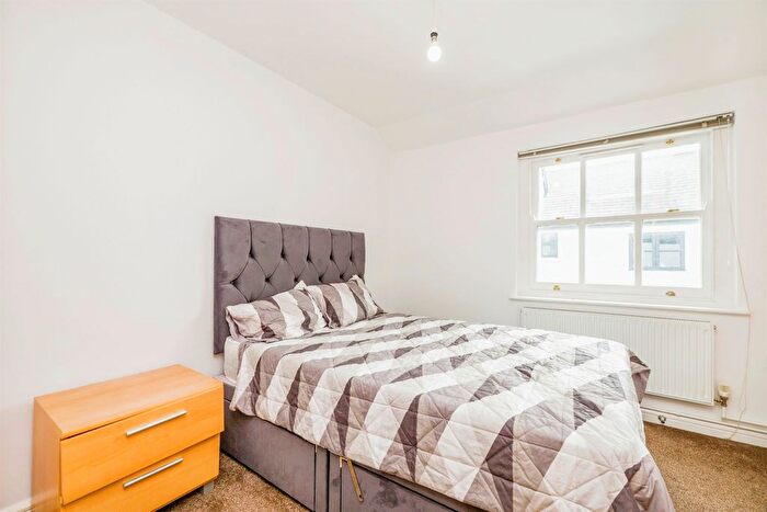 2 Bedroom Flat For Sale In Cathedral Road, Pontcanna, Cardiff, CF11