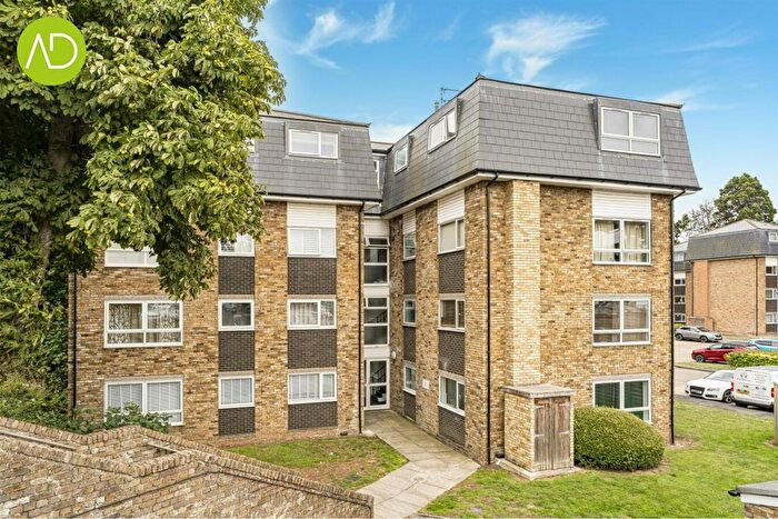 2 Bedroom Flat For Sale In Lampits, Hoddesdon, EN11