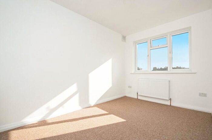 3 Bedroom Flat To Rent In Park Court, Balham Park Road, London, SW12