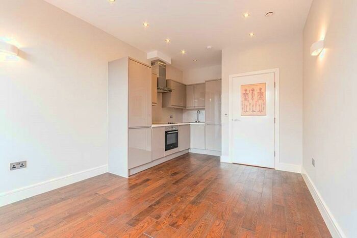 1 Bedroom Flat To Rent In High Street, Bedford, Bedfordshire, MK40