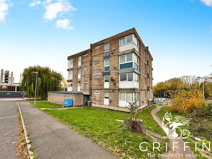 1 Bedroom Flat To Rent In Danacre, Laindon, Basildon, SS15