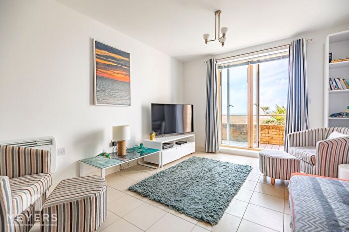 2 Bedroom Flat To Rent In Honeycomb Beach, Honeycomb Chine, Bournemouth, BH5