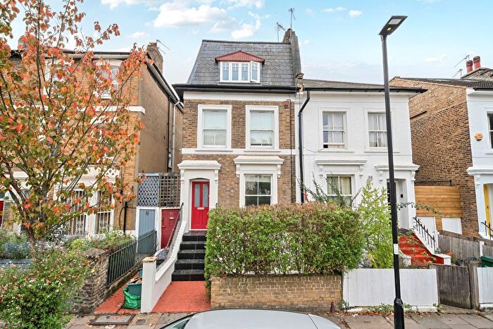 3 Bedroom Flat For Sale In Shaftesbury Road, London, N19