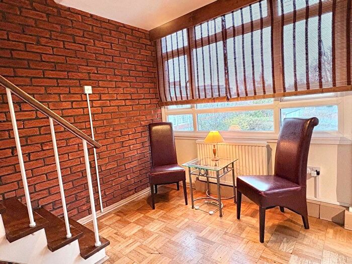 3 Bedroom Flat To Rent In Garden Royal, Putney, SW15