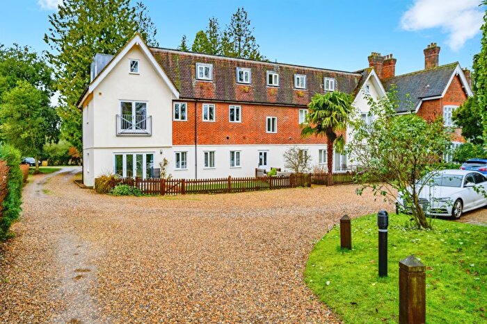 2 Bedroom Flat For Sale In Coopers Green Lane, Hatfield, AL10