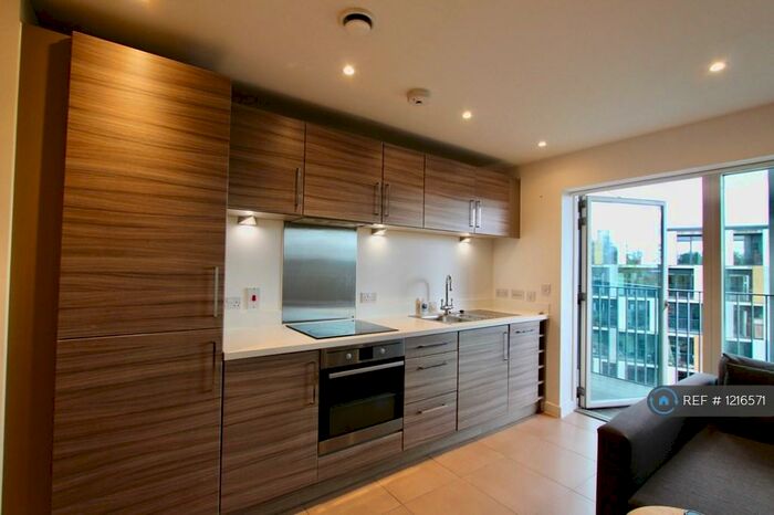 Studio To Rent In Atkins Square, London, E8