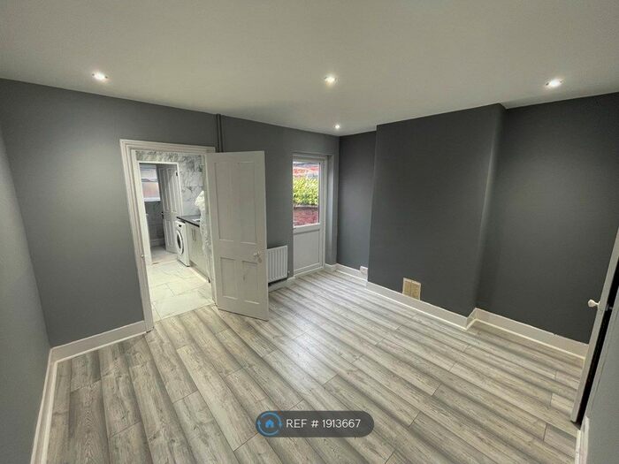 3 Bedroom Terraced House To Rent In Highgrove Street, Reading, RG1