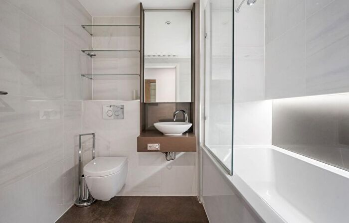 2 Bedroom Flat To Rent In Chronicle Tower, B City Road, London, EC1V