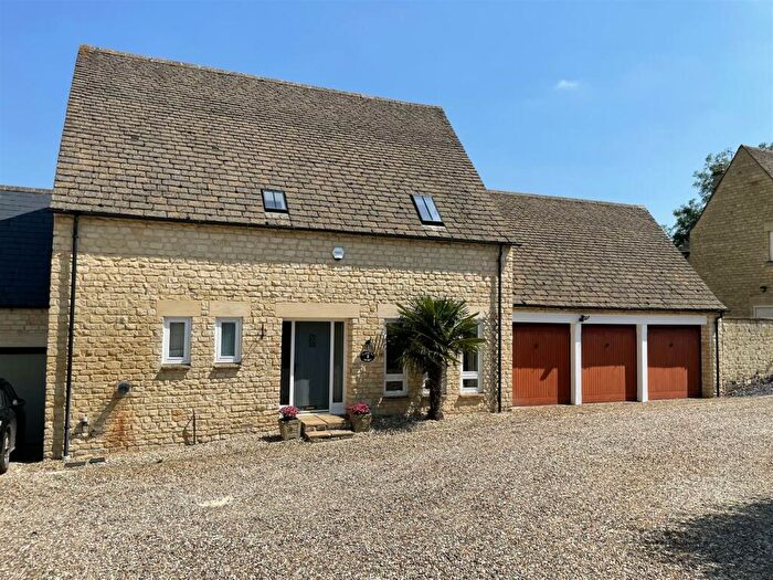 4 Bedroom Link Detached House For Sale In The Paddocks, Bourton-On-The-Water, GL54