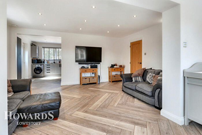 3 Bedroom Semi-Detached Bungalow For Sale In Somerleyton Road, Lowestoft, NR32