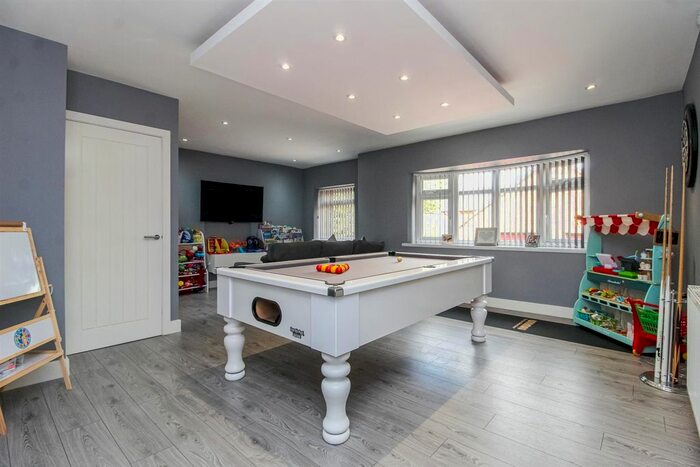 5 Bedroom Detached House For Sale In Partons Place, Lofthouse, Wakefield, WF3