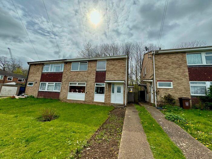 2 Bedroom Flat To Rent In Mincers Close, Chatham, ME5