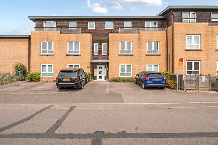 2 Bedroom Flat For Sale In Newbury, Berkshire, RG14