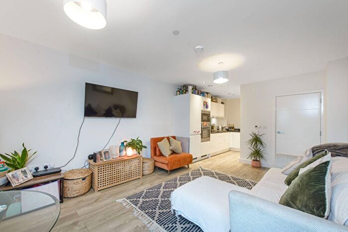 1 Bedroom Flat For Sale In Lakeside Drive, Park Royal, London, NW10