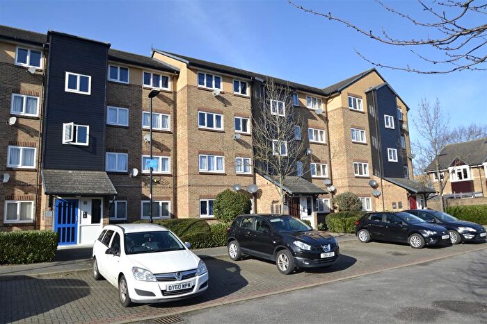 2 Bedroom Flat For Sale In Cubitt Square, Southall, UB2