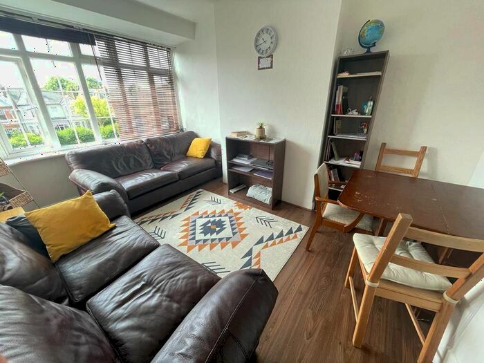 2 Bedroom Flat To Rent In Torrington Court, Torrington Park, London, N12