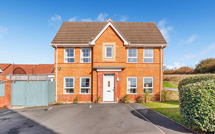 3 Bedroom Semi Detached House For Sale In Beauchamp Drive, Newport., PO30