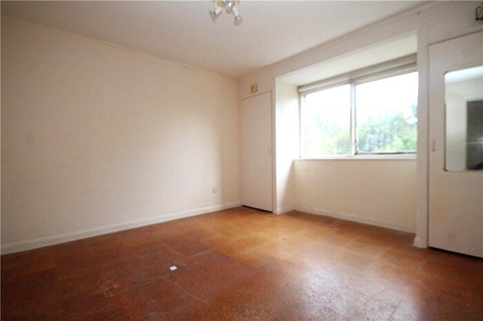 1 Bedroom Apartment For Sale In Waldrons Path, Bramley Hill, South Croydon, CR2