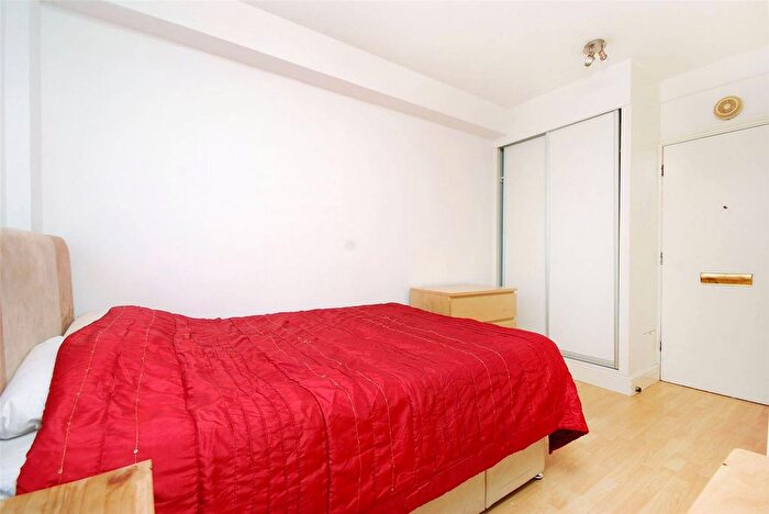 3 Bedroom Flat To Rent In Cedars Road, Clapham Common, SW4