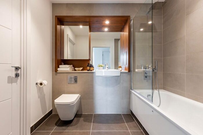 2 Bedroom Apartment To Rent In Harbour Way, London, E14