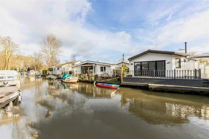 2 Bedroom Property To Rent In Trowlock Island, Teddington, TW11