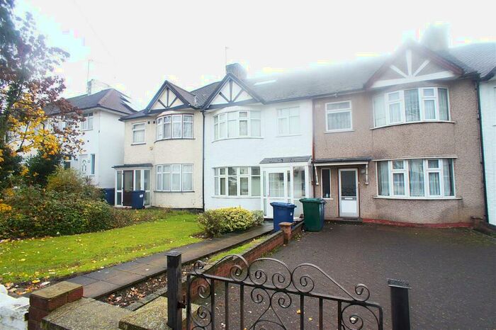 Flat To Rent In Osidge Lane, London, N14