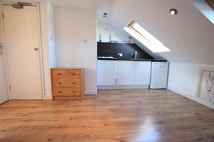 1 Bedroom Flat To Rent In Lymington Close, London, SW16