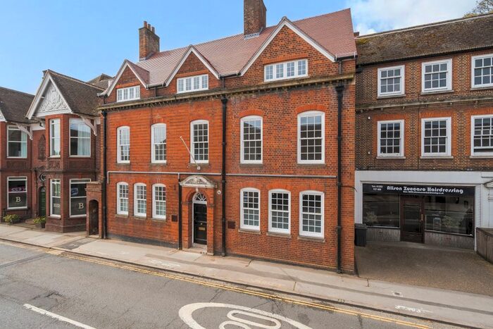 2 Bedroom Flat To Rent In South Street, Farnham, GU9