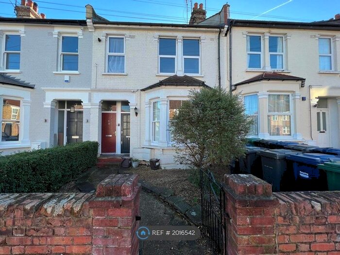 2 Bedroom Flat To Rent In Goldsmith Road, London, N11