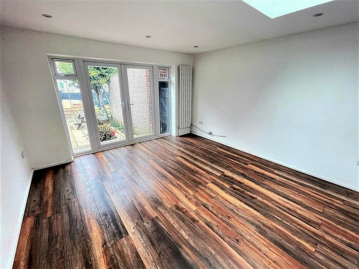 4 Bedroom Semi-Detached House To Rent In Vian Avenue, Enfield EN3