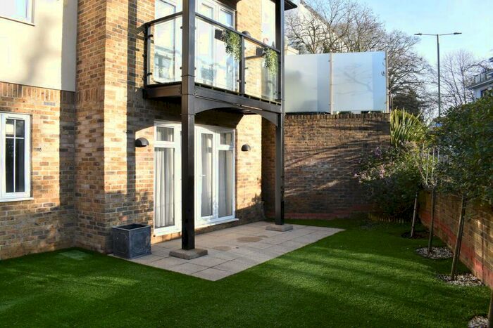 2 Bedroom Apartment To Rent In Monument Hill, Weybridge, KT13