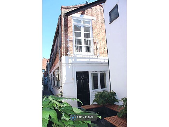 3 Bedroom Flat To Rent In Southampton Way, London, SE5