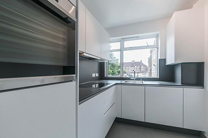 2 Bedroom Flat To Rent In Flat Ellington Court, N14