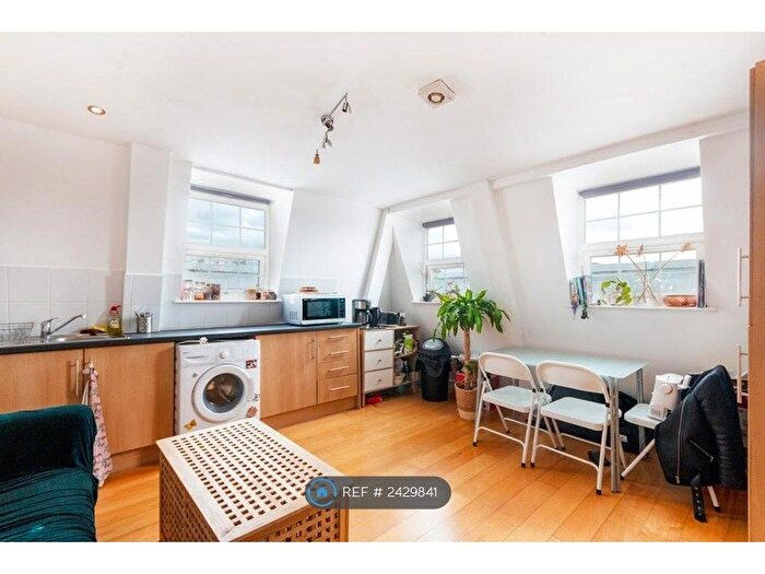3 Bedroom Flat To Rent In Walworth Road, London, SE17