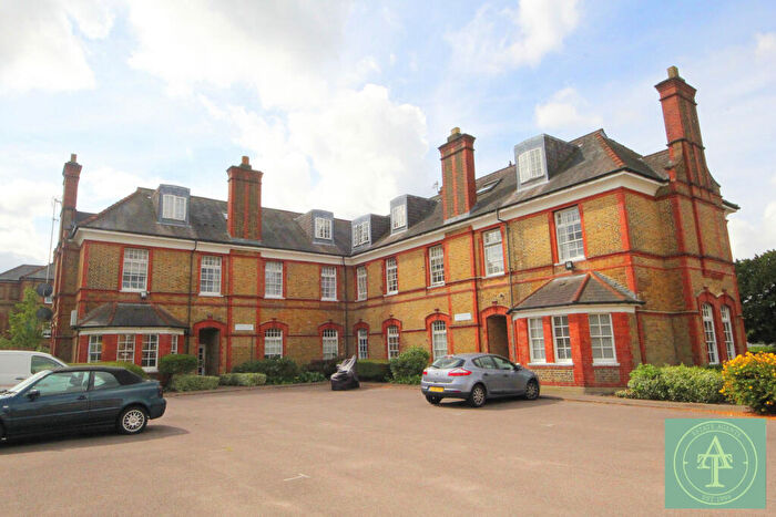 2 Bedroom Flat For Sale In Treves Close, Winchmore Hill, London, N21