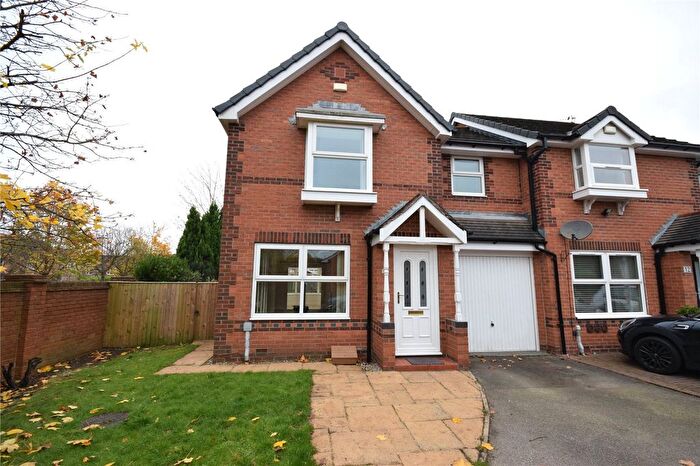 3 Bedroom Town House To Rent In Elm Tree Close, Leeds, West Yorkshire, LS15