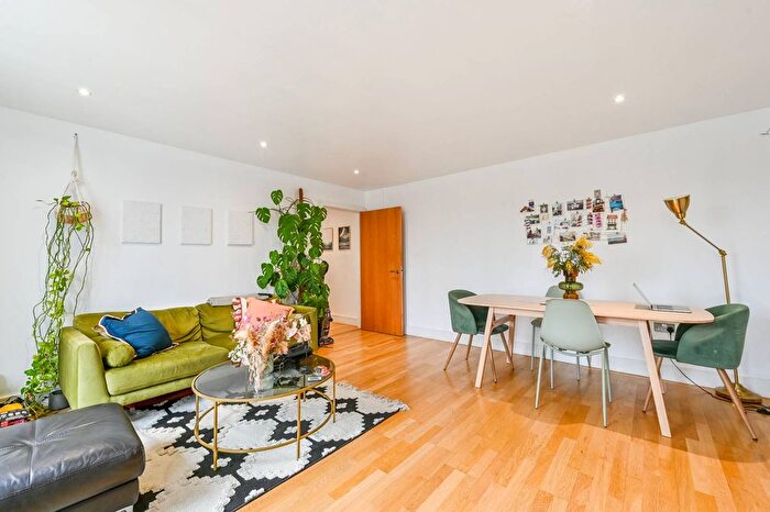 2 Bedroom Flat To Rent In Drayton Park, Islington, London, N5