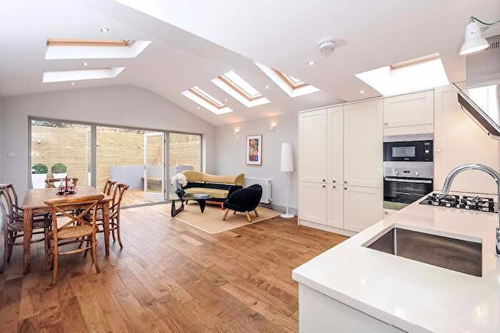 2 Bedroom Apartment To Rent In Lordship Lane, London, SE22