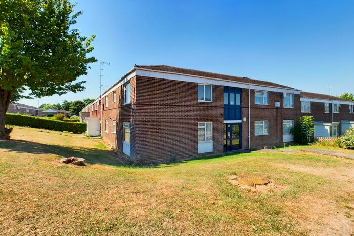 2 Bedroom Flat To Rent In Jervis Close, Daventry, NN11